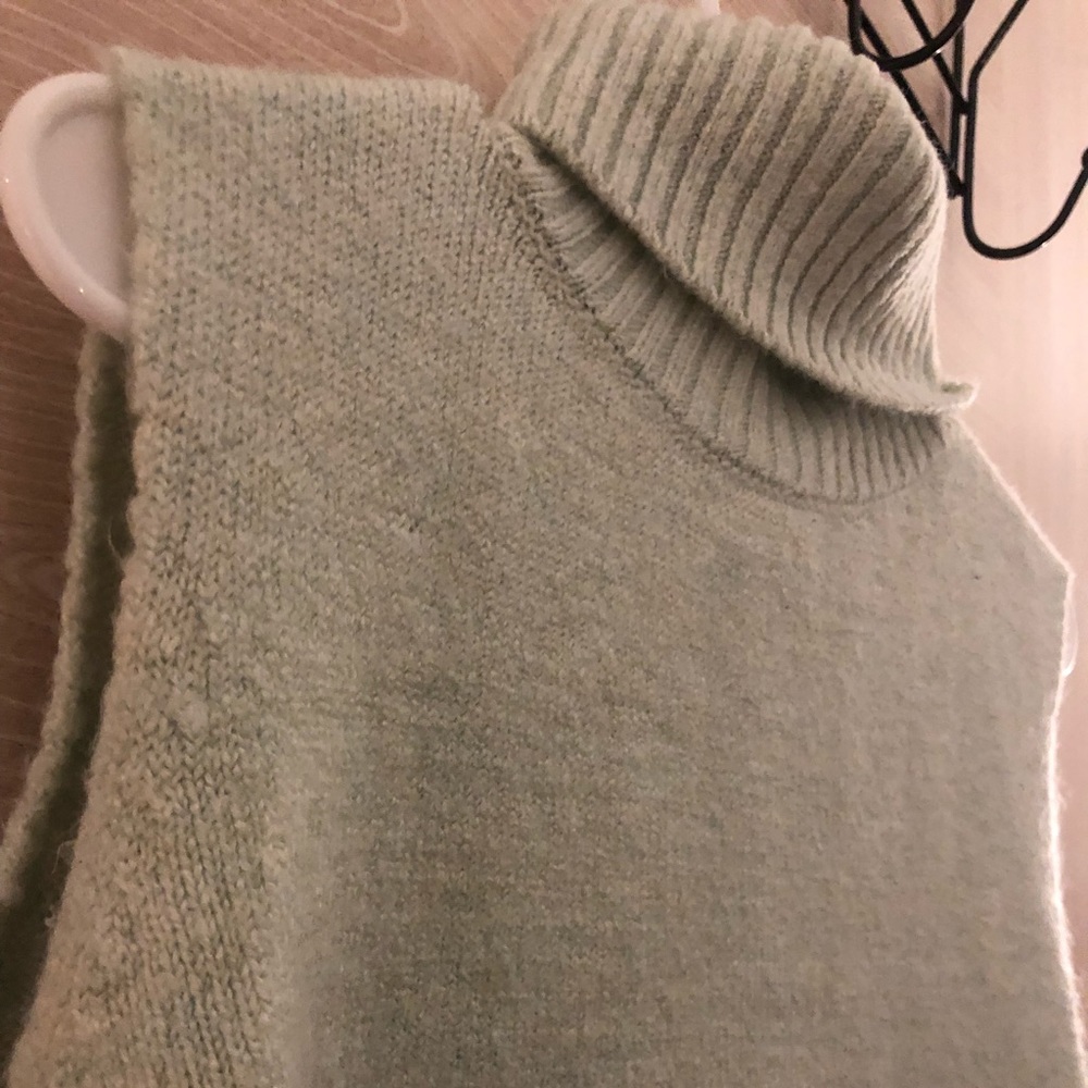 Turtleneck sleeveless sweater